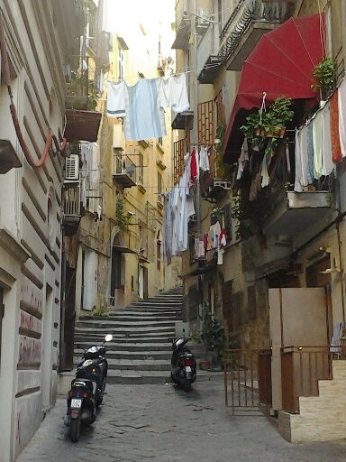 Italie - Napoli rue avec escalier